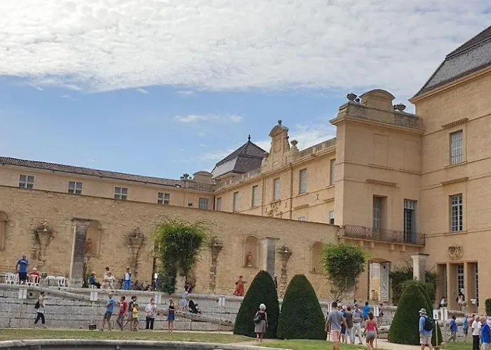 Le Nid - Complet Et Equipe Centre Proche Montpellier Alojamento de Acomodação e Pequeno-almoço 3*