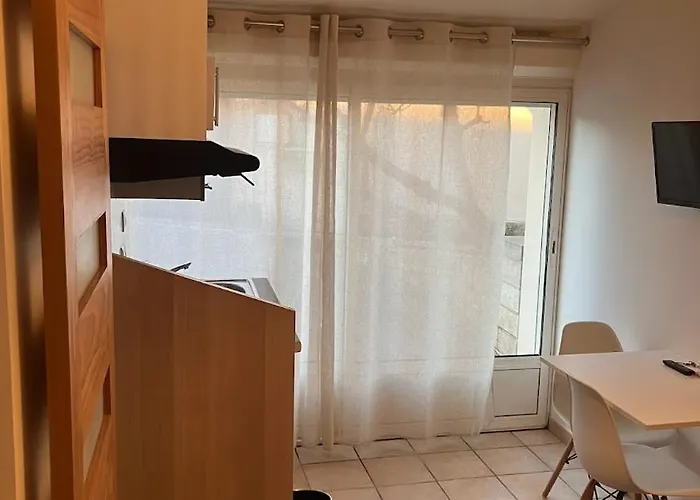 Le Nid - Complet Et Equipe Centre Proche Montpellier 3*